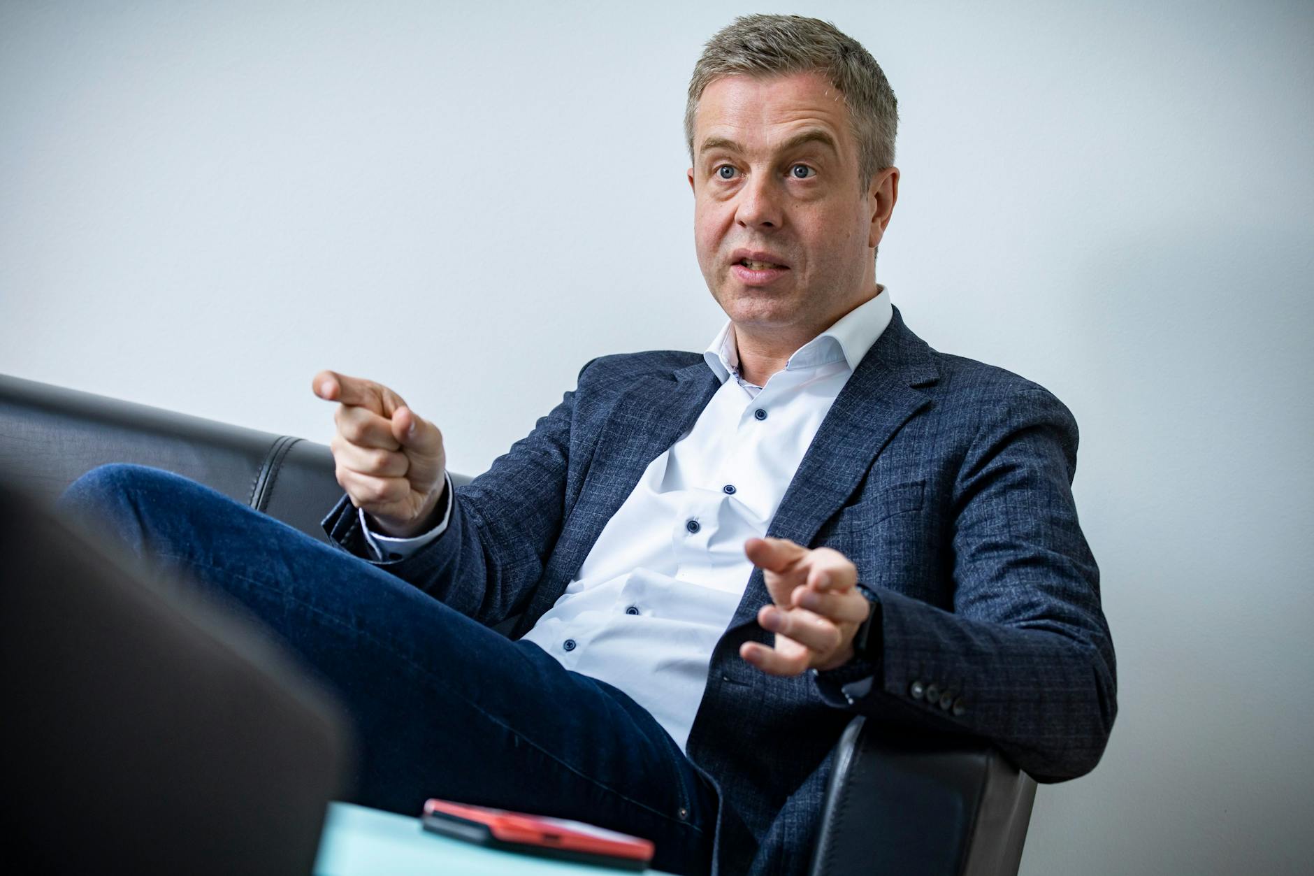 Finanzsenator Stefan Evers (CDU) braucht einen neuen Plan, wie er den Klimaschutz in Berlin finanzieren kann. 