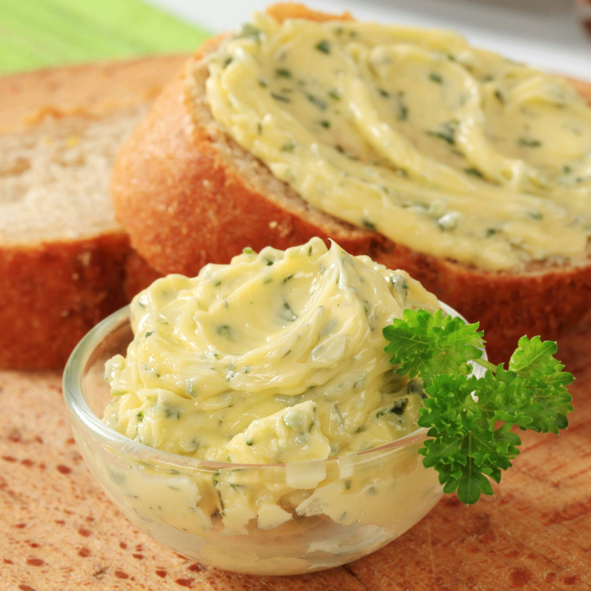 Um Kräuterbutter herzustellen, braucht man zunächst eine gute Butter.