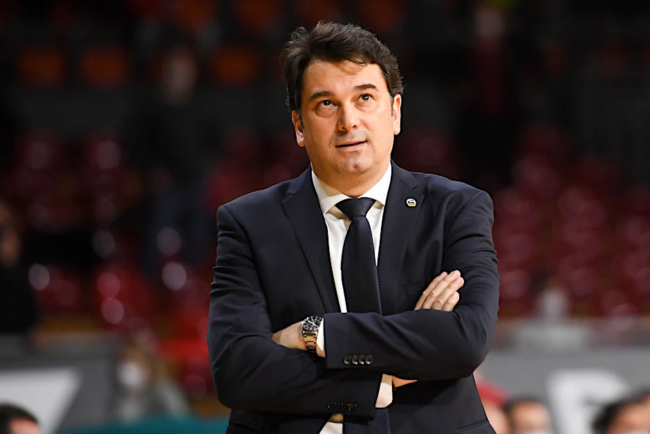 ARCHIV - Alba-Trainer Israel González steht am Spielfeldrand.  