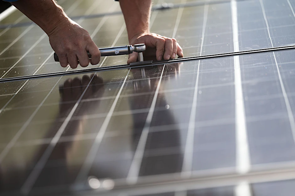 ARCHIV - Montage von Photovoltaikmodulen auf dem Dach eines Wohnhauses.  