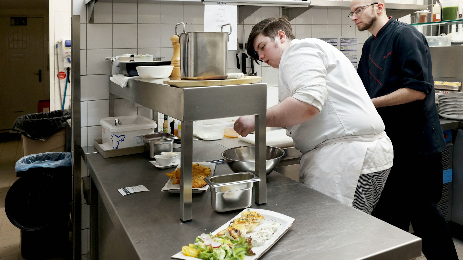 Im Restaurant Charlottchen arbeiten Menschen mit Beeinträchtigungen in allen Bereichen. Lucas Schwan (21) und Kevin Radloff (33) wirbeln in der Küche.
