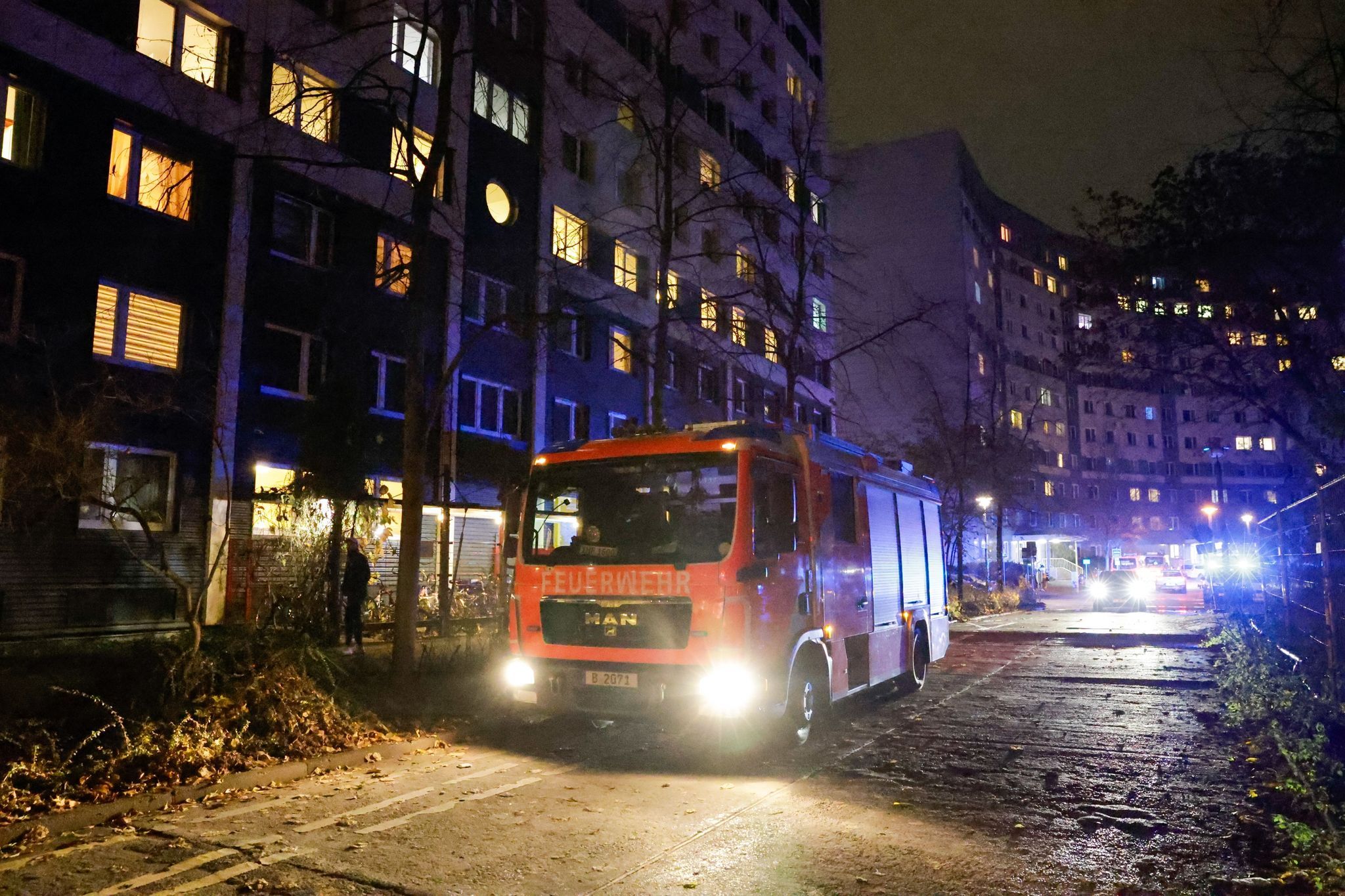 Feuerwehr Rettet Menschen Aus Hochhaus: Kellerbrand