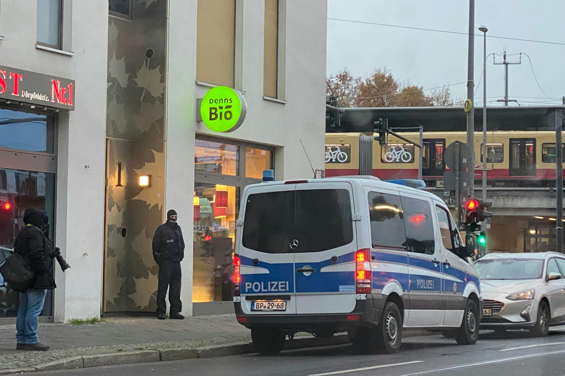 In der Dörpfeldstraße in Adlershof wurde ein Gebäude durchsucht.