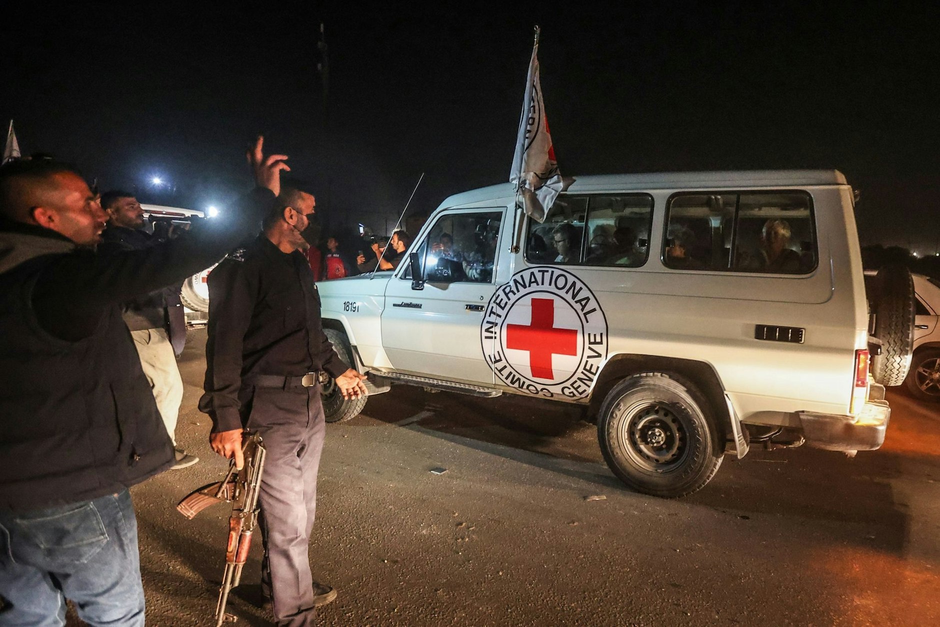 Ein Fahrzeug des Roten Kreuzes kommt an der Grenze von Rafah im südlichen Gazastreifen an.&nbsp;