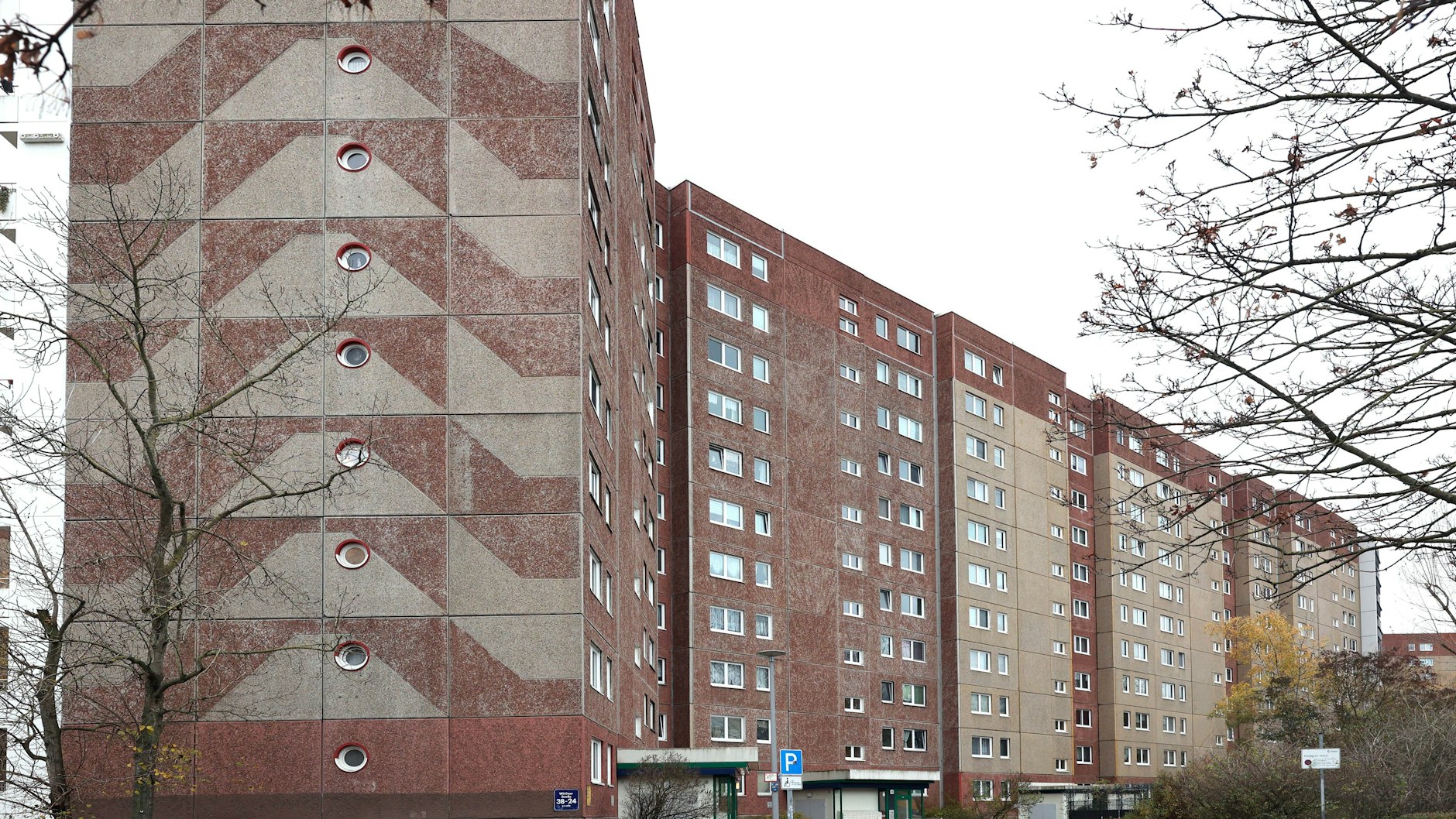 In der Wörlitzer Straße 30 in Marzahn ist der Fahrstuhl seit Anfang Oktober kaputt. In den benachbarten Häusern im Block ist die Lage ähnlich.