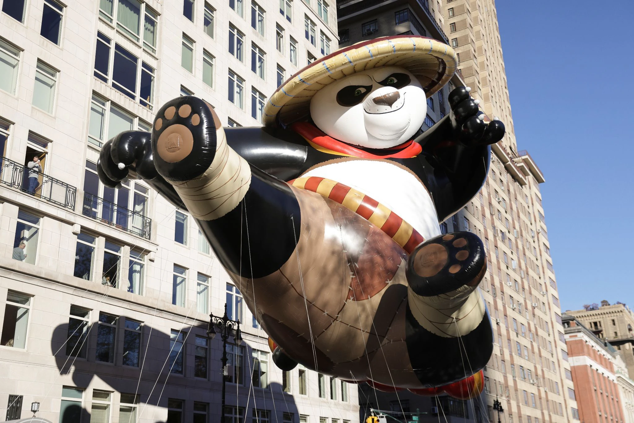 Der tollpatische Panda Po schwebt durch Manhattan.  