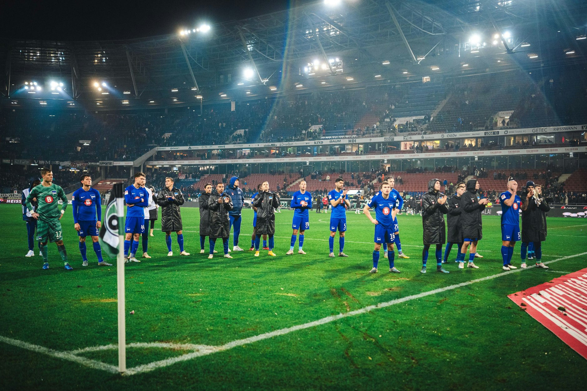 Herthas Profis ärgern sich mal wieder selbst - nach dem verschenkten Auswärtssieg in Hannover.