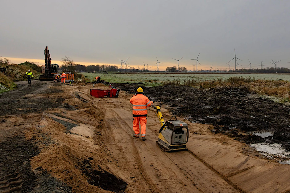 Ein Weg wird auf einer Baustelle im Kreis Dithmarschen planiert. Dort soll die Northvolt-Batteriefabrik für Elektroautos entstehen.  
