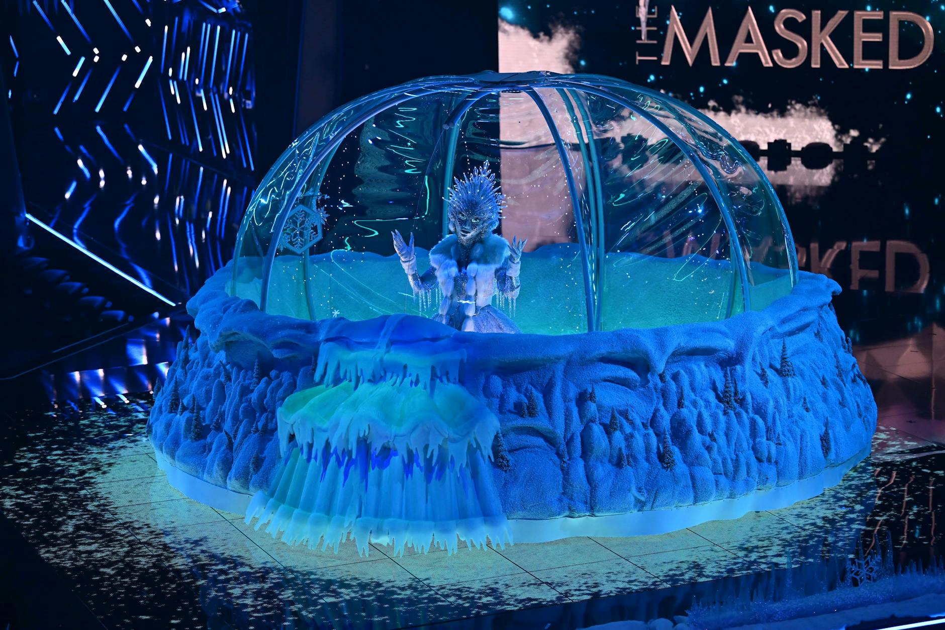 Die Eisprinzessin sang in der ersten „The Masked Singer“-Show unter einer Kuppel.