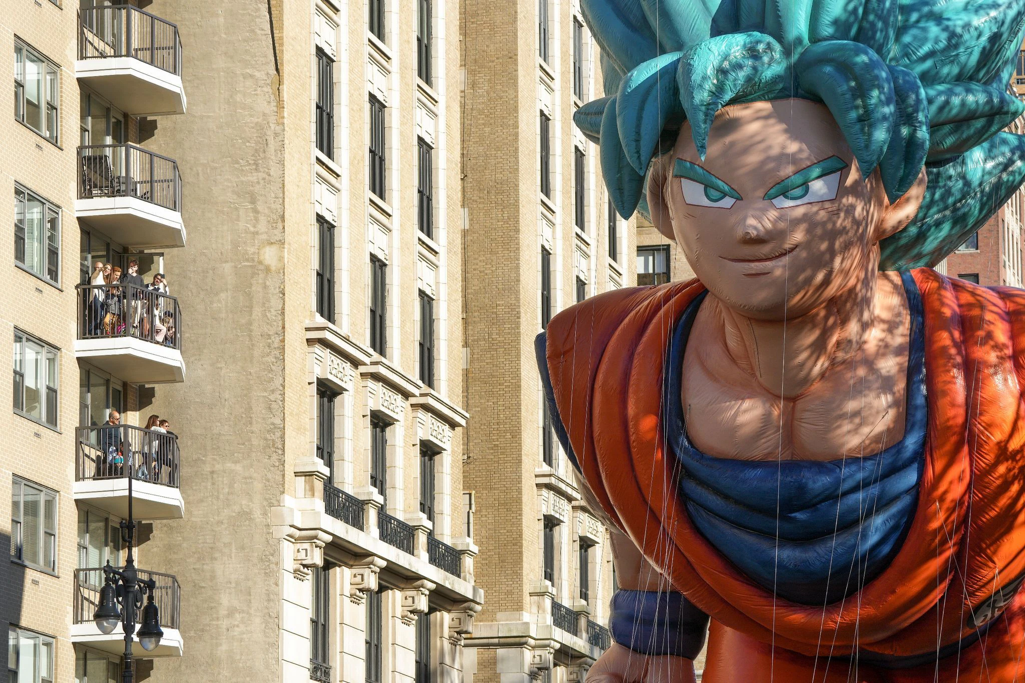 Die Balkons sind voller Menschen, als Manga-Star Son Goku vorbeischwebt.  