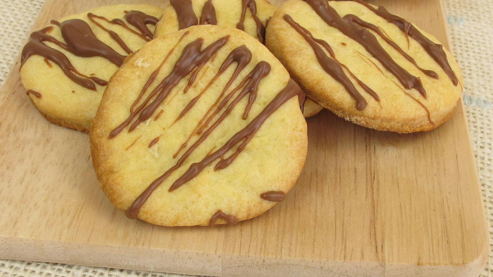 Das Rezept für Pudding-Plätzchen ist die perfekte Basis, um die Kekse hinterher zum Beispiel mit Schokolade zu verzieren.