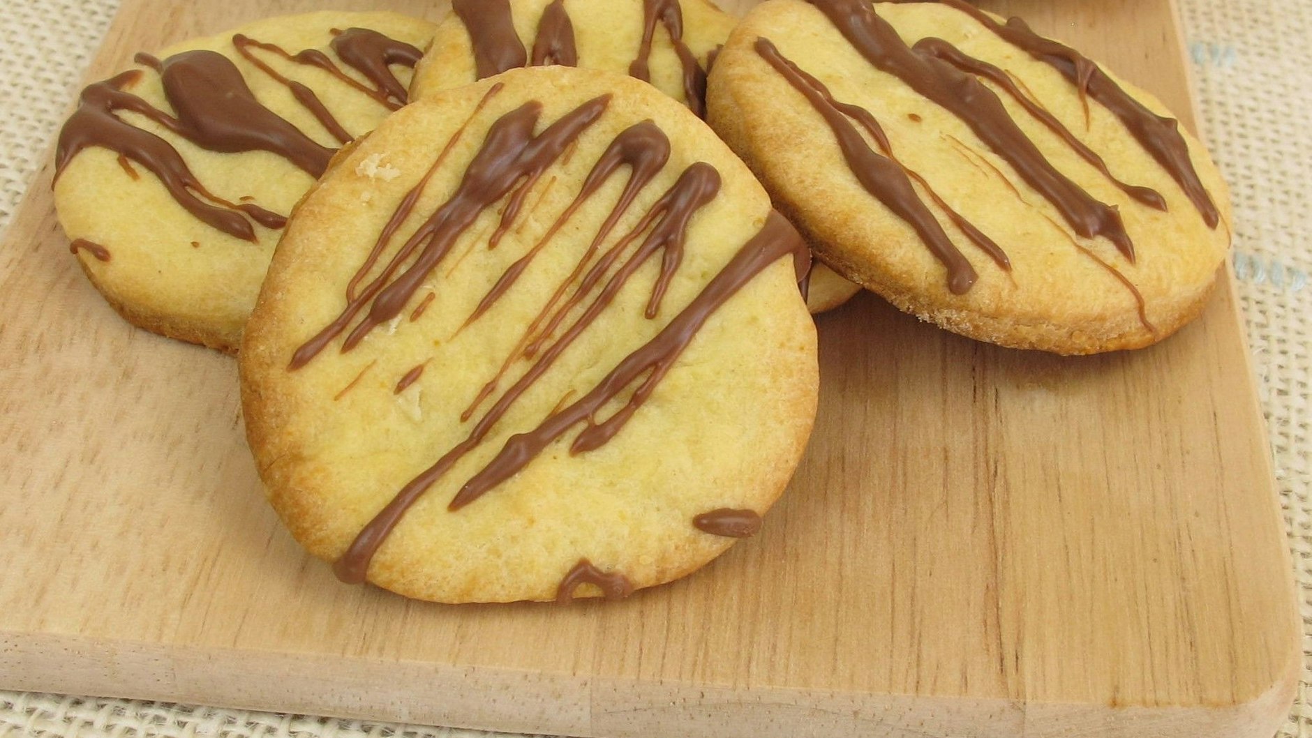 Das Rezept für Pudding-Plätzchen ist  die perfekte Basis, um die Kekse hinterher zum Beispiel mit Schokolade zu verzieren.