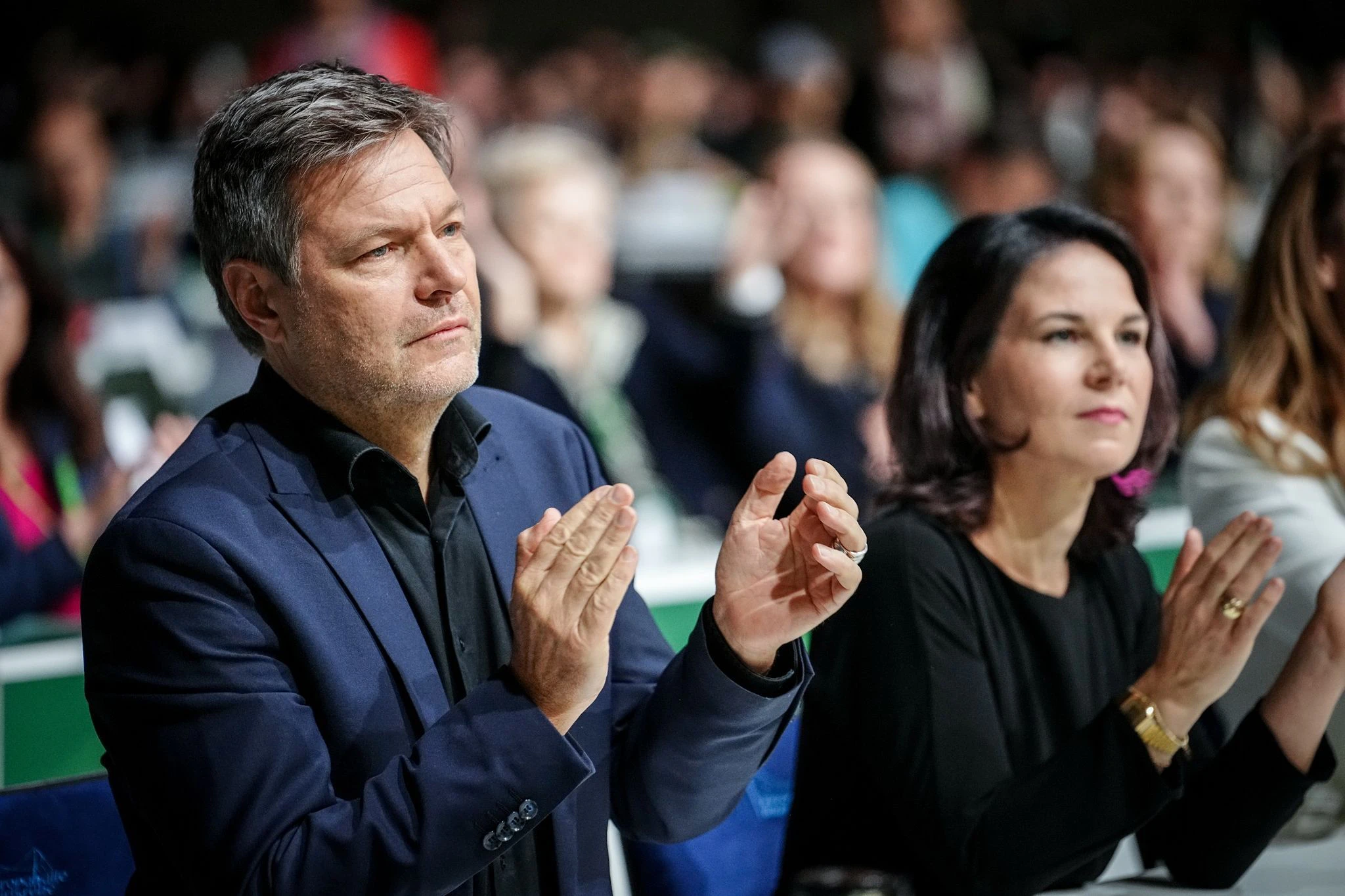 Auch Wirtschaftsminister Robert Habeck und Außenministerin Annalena Baerbock sind zum Parteitag gekommen.  