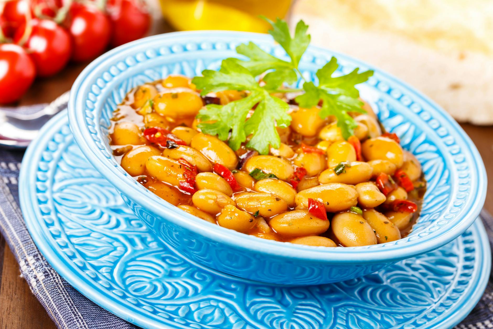 Die scharfe Bohnensuppe aus weißen Bohnen und Tomaten ist das perfekte Rezept für den Feierabend – der Eintopf kann für mehrere Tage zubereitet werden.