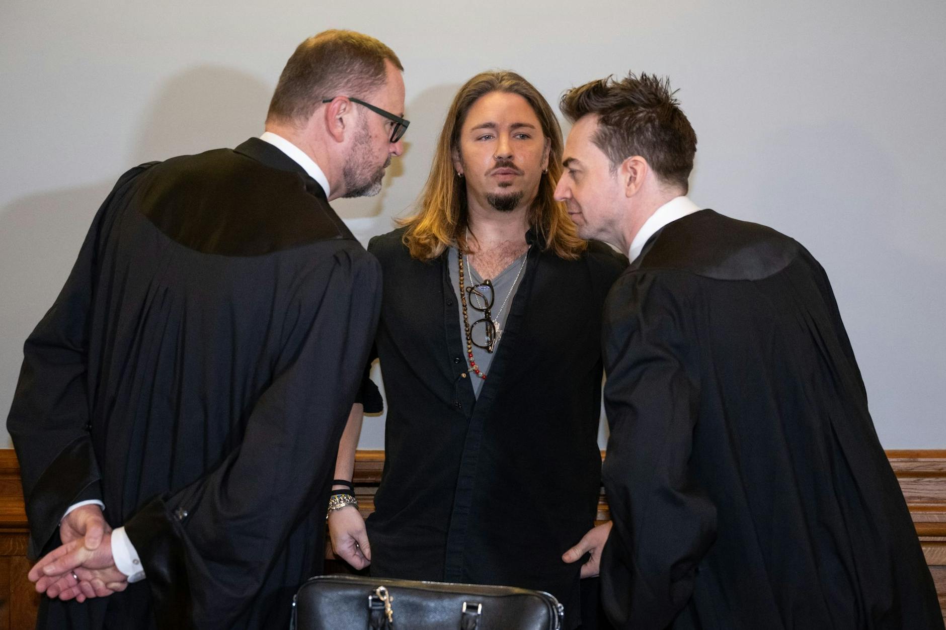 Gil Ofarim (M.) im Saal des Landgerichts in Leipzig zwischen seinen Anwälten. (Foto vom 7. November 2023) 