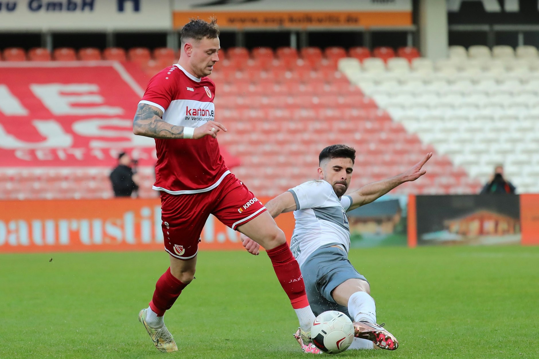 Dynamos Verteidiger David Haider muss Sonnabend präzise gegen Cottbus-Stürmer Timmy Thiele grätschen.