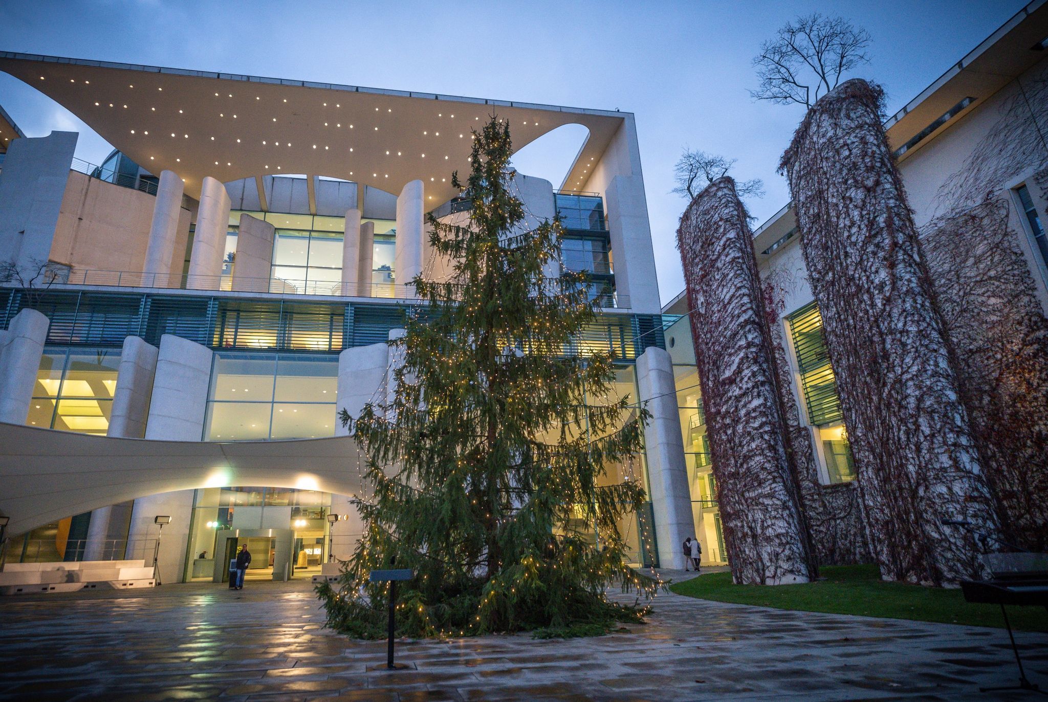 Image - O Tannenbaum! Der 17,5-Meter-Koloss für das Bundeskanzleramt hatte eine Panne
