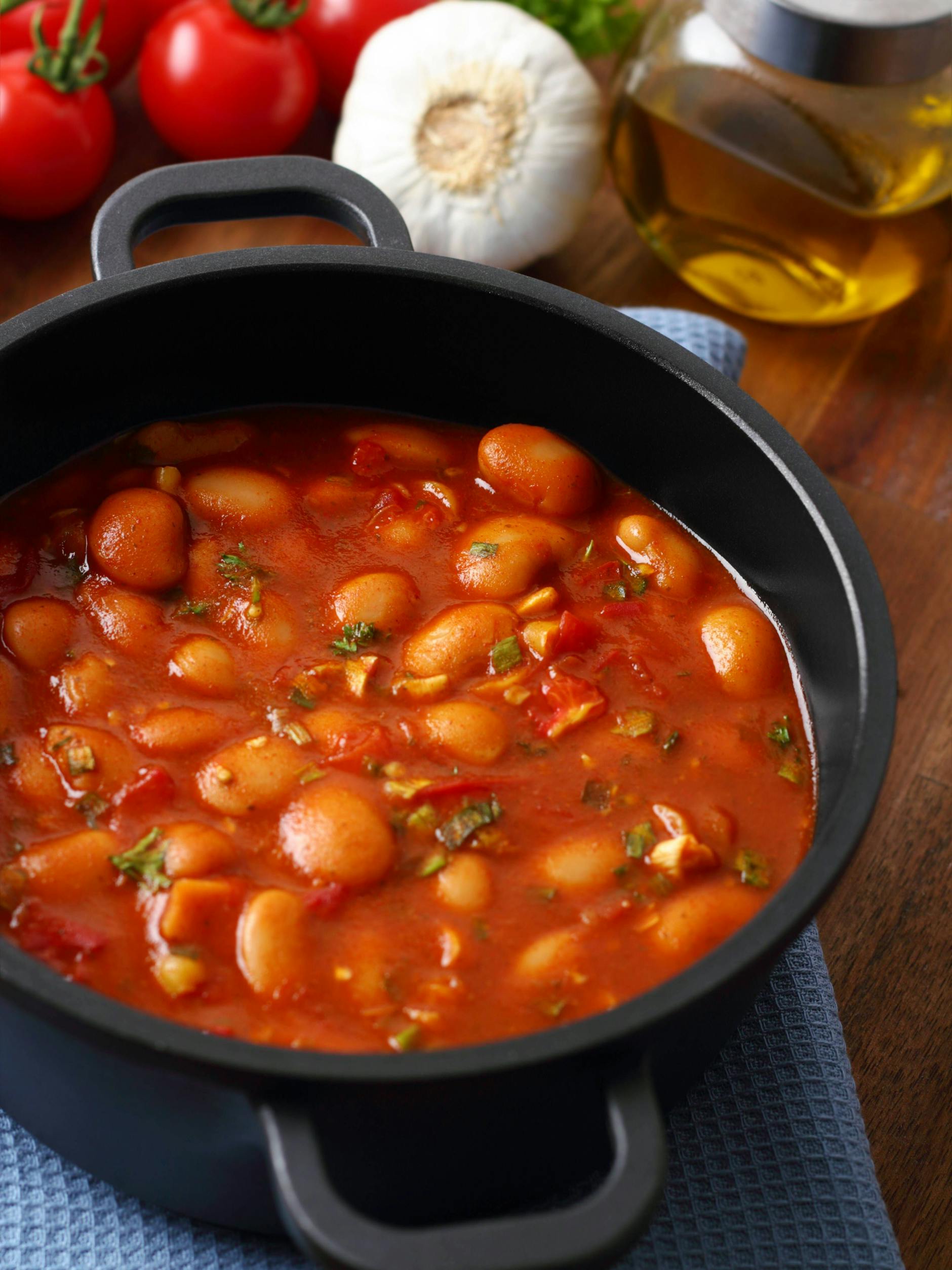 Was für ein leckeres Rezept! Die scharfe Bohnensuppe kann als Eintopf gegessen, aber auch zu Reis serviert werden.