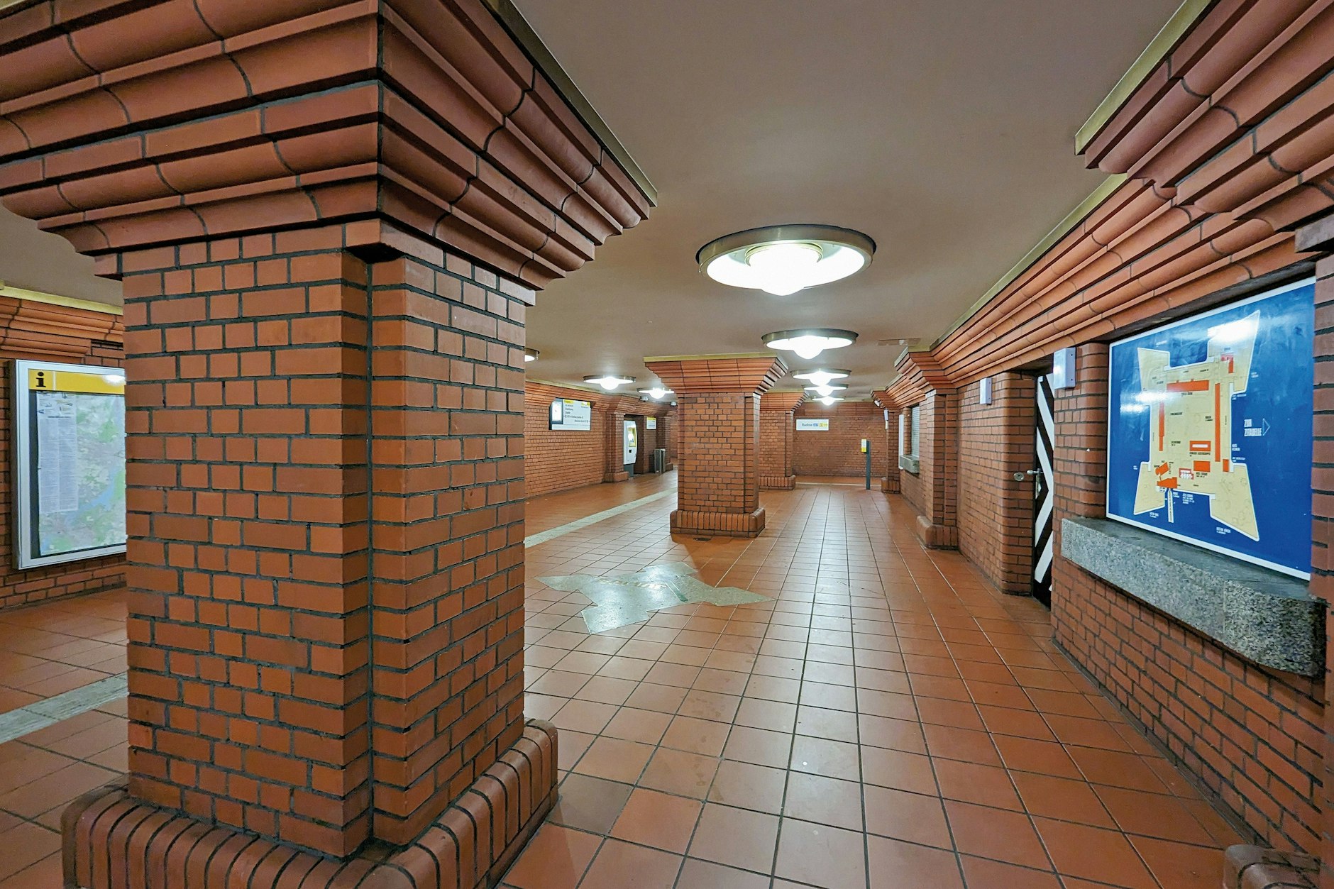 Berliner UBahnhof Zitadelle Frau raubt Seniorin Geldbörse