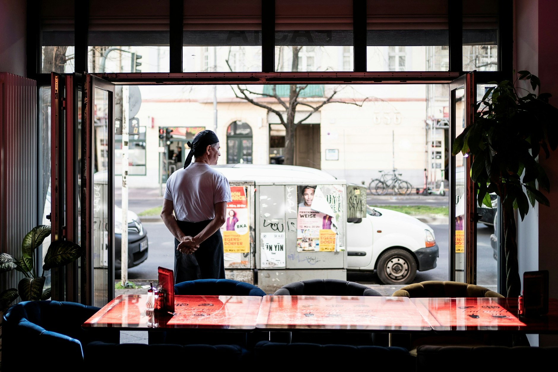 Die Kassen sind klamm – jetzt will der Staat sie durch die erneute Anhebung der Restaurant-Mehrwertsteuer von 7 auf 19 Prozent füllen. Die Gastro-Branche protestiert.