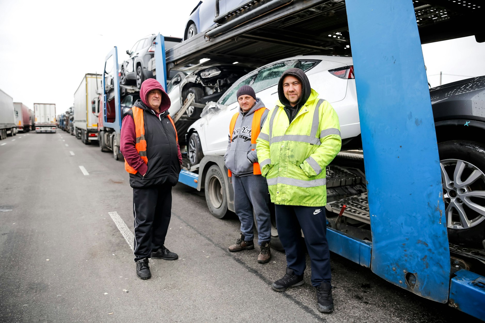 Di perbatasan Medica: Para petani Polandia ini ikut melakukan pemogokan. Antara lain, mereka menyerukan negosiasi ulang perjanjian transportasi antara Ukraina dan Uni Eropa.