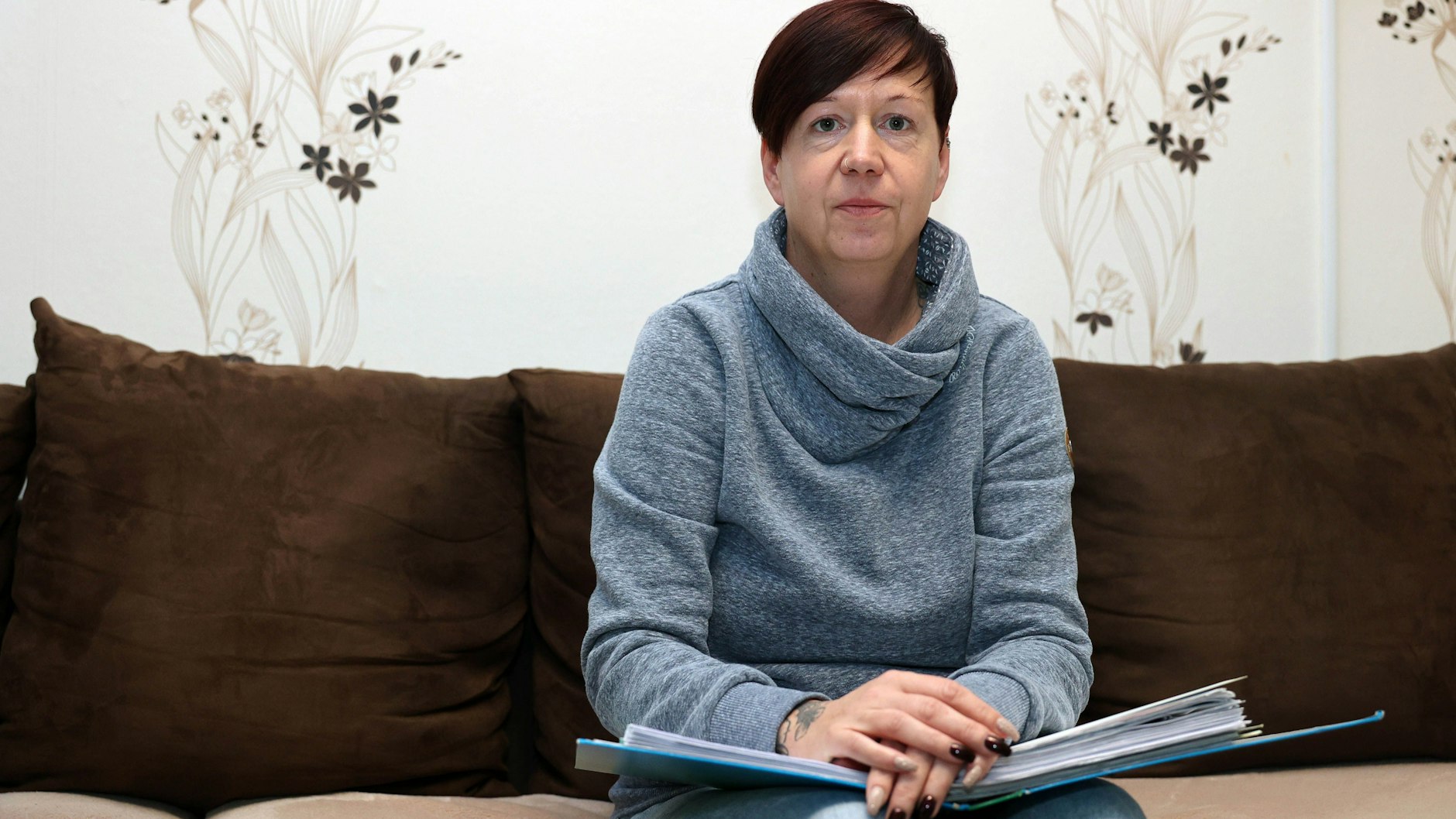 In der Wörlitzer Straße 30 ist der Aufzug seit Wochen kaputt. Für Ines Krüger (42), die im elften Stock wohnt, ist die Situation nach einer Fuß-Operation eine Zumutung.