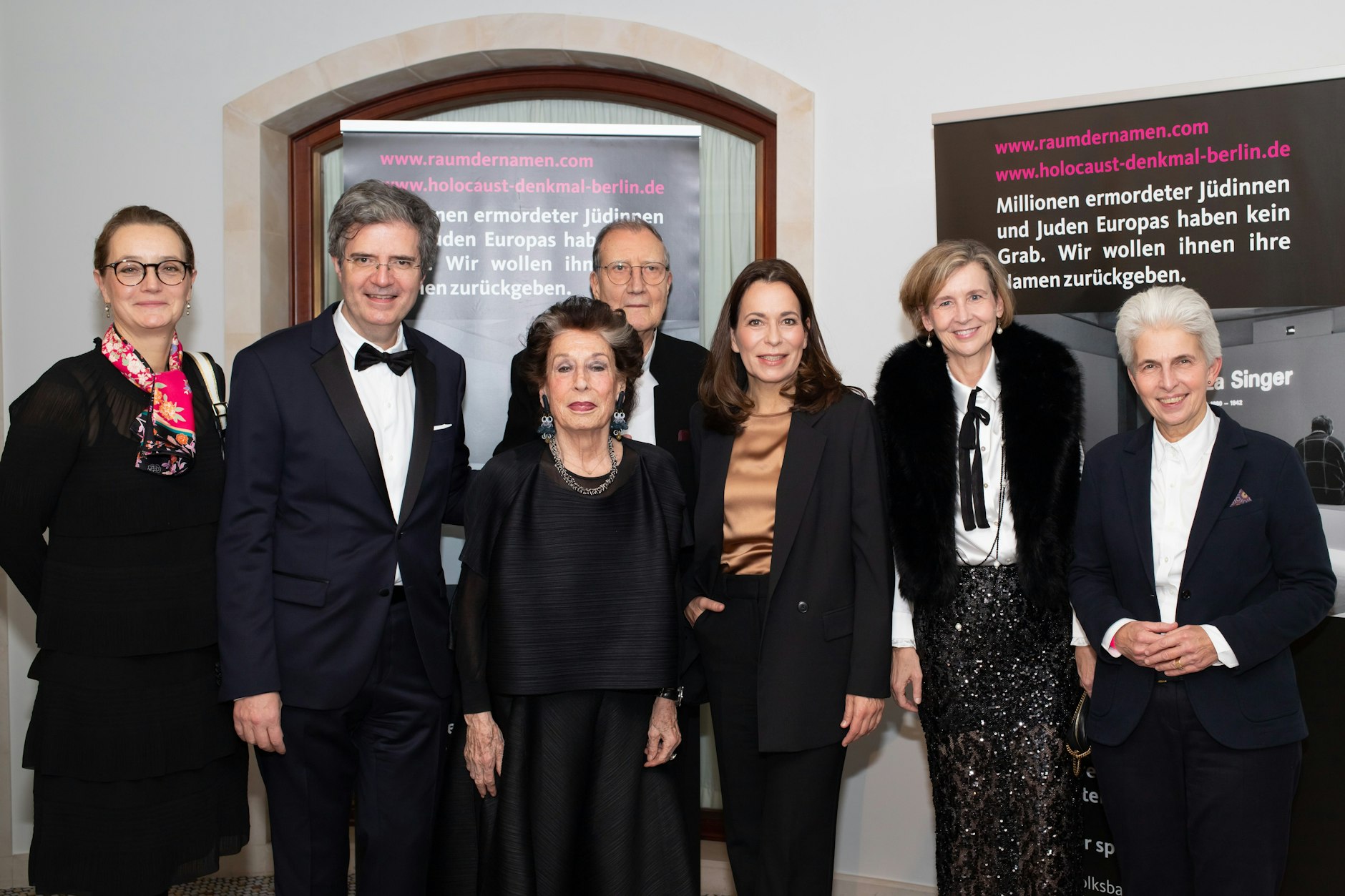 Beim 17. Charity-Dinner im Hotel Adlon waren etwa anwesend (von links nach rechts): Die&nbsp;dänische Botschafterin Susanne Hyldelund, der französische Botschafter François Delattre und die Gastgeberin Lea Rosh. Rechts daneben Anne Will, die Ehefrau des französischen Botschafters und Marie-Agnes Strack-Zimmermann.