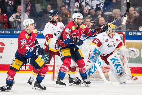 Eisbär Leonhard Pföderl, Sinan Akdag von der Düsseldorfer EG und Patrice Cormier: Die Eisbären haben erneut eine Heimniederlage kassiert. 
