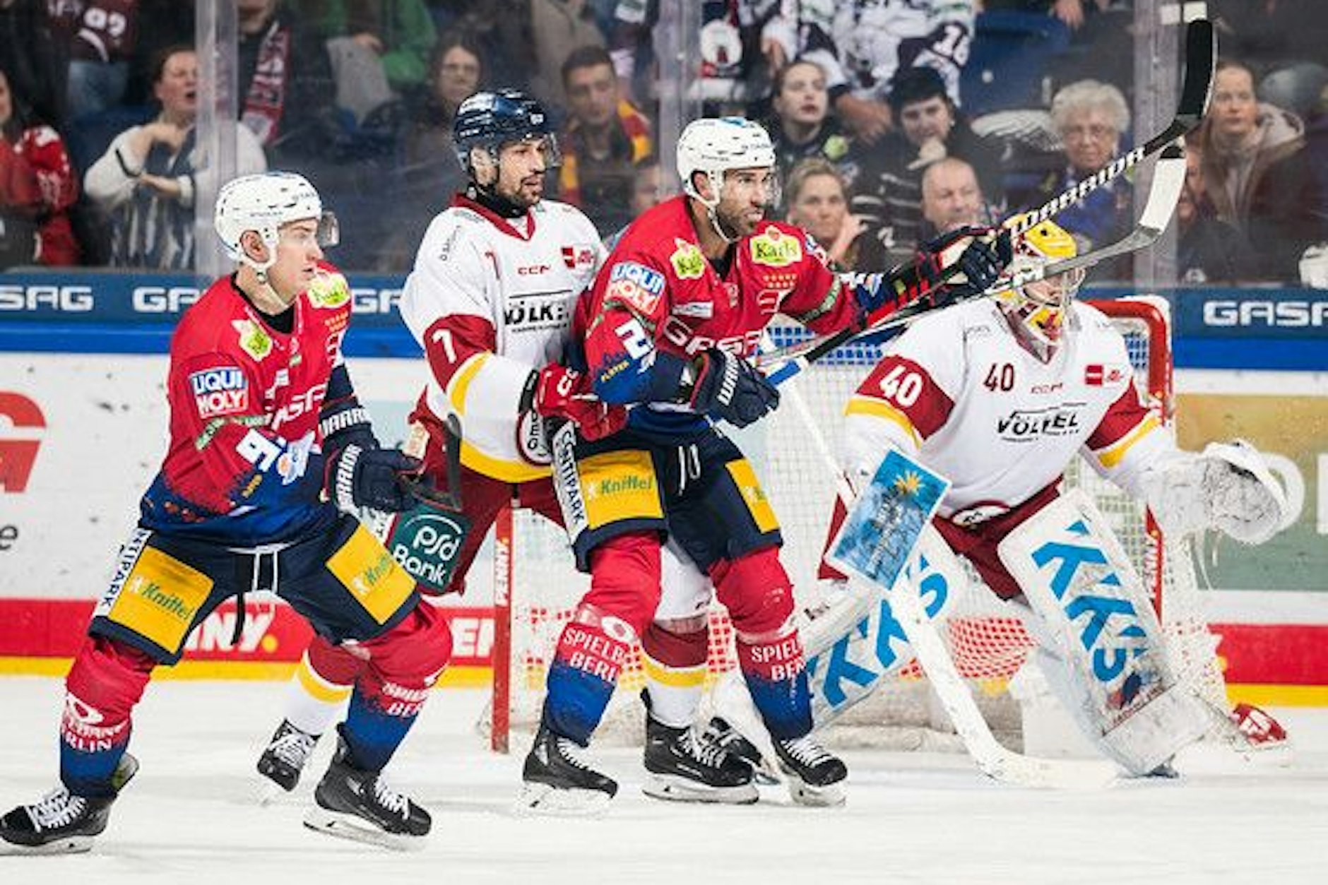 Eisbär Leonhard Pföderl, Sinan Akdag von der Düsseldorfer EG und Patrice Cormier: Die Eisbären haben erneut eine Heimniederlage kassiert.&nbsp;