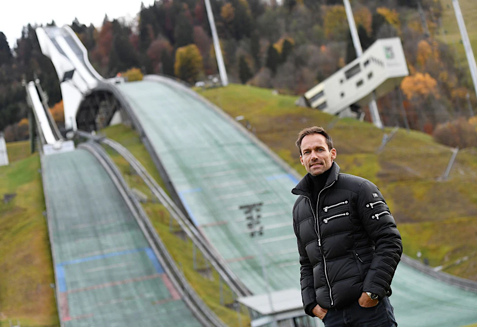 ARCHIV - Sven Hannawald vor der Skisprungschanze in Garmisch-Patenkirchen.  