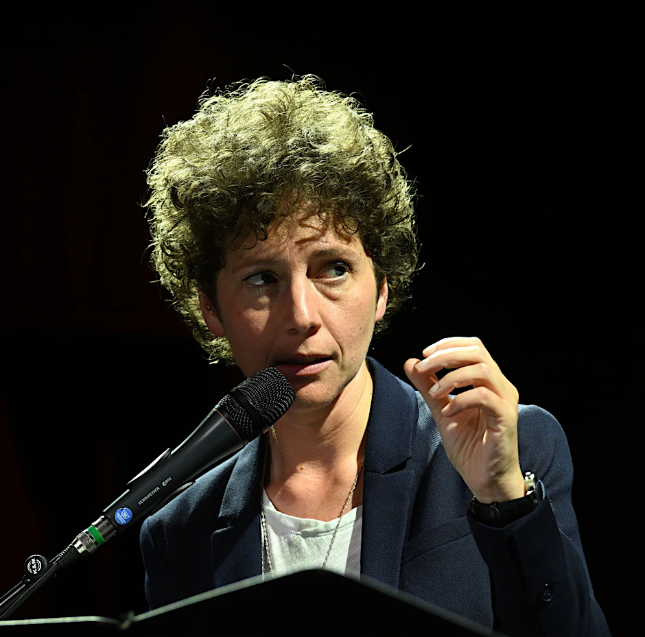 Sasha Marianna Salzmann lebt in Berlin, schreibt Theaterstücke und Romane.&nbsp;
