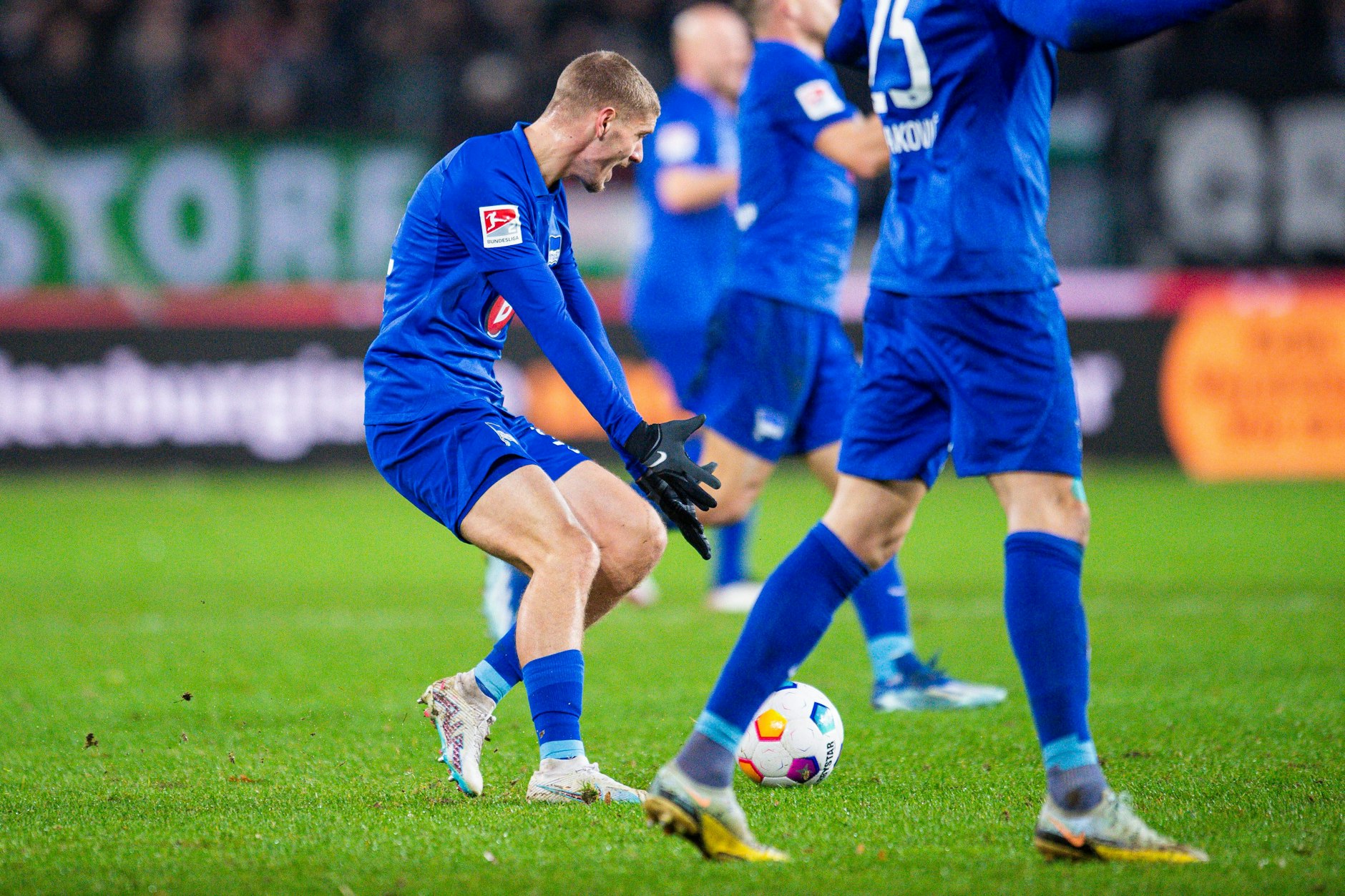 Herthas Marton Dardai kann es nicht fassen. Nach 2:0-Führung wird der Auswärtssieg in Hannover verschenkt.