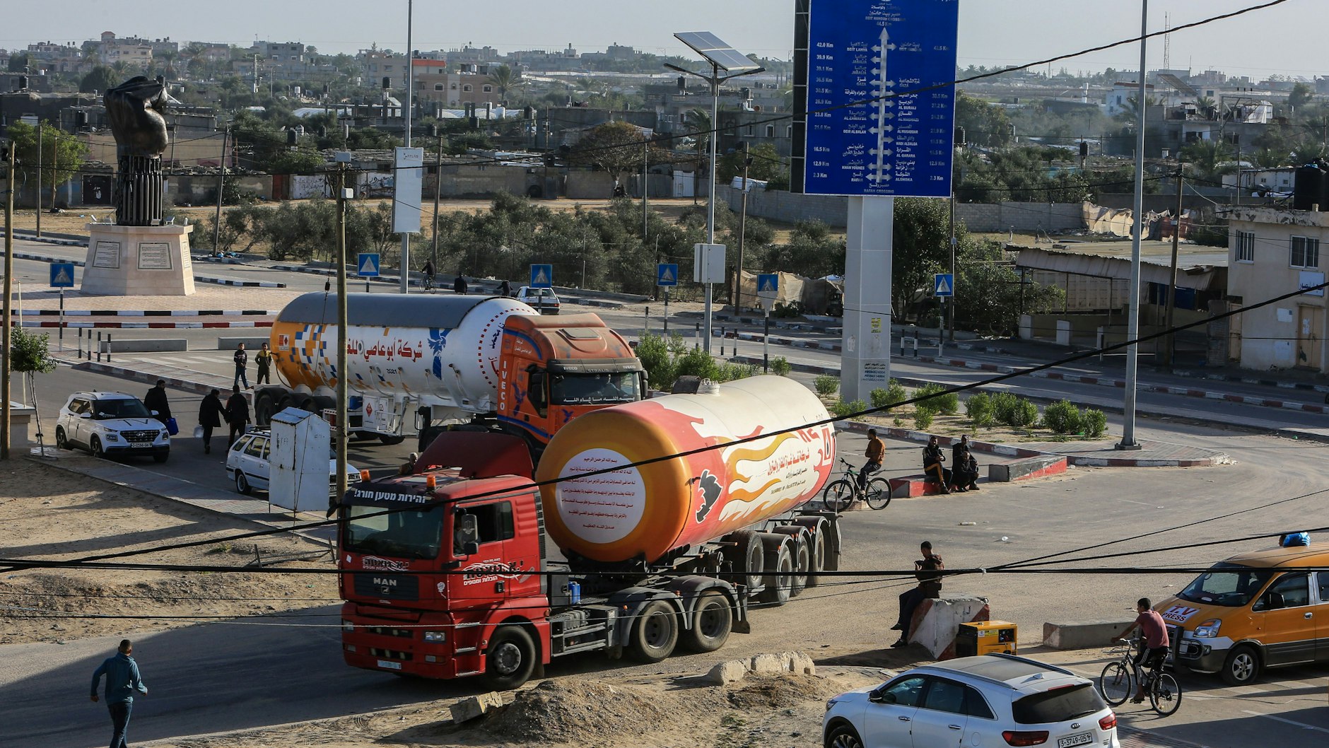 Lastwagen mit humanitärer Hilfe, Treibstoff und Gas fahren über den Grenzübergang Rafah mit Ägypten in den Gazastreifen.