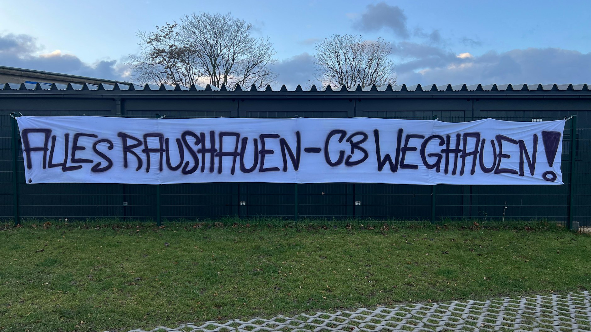 Die Dynamo-Fans heizten ihrer Mannschaft schon auf dem Trainingsgelände mit einem Mutmach-Banner ein.