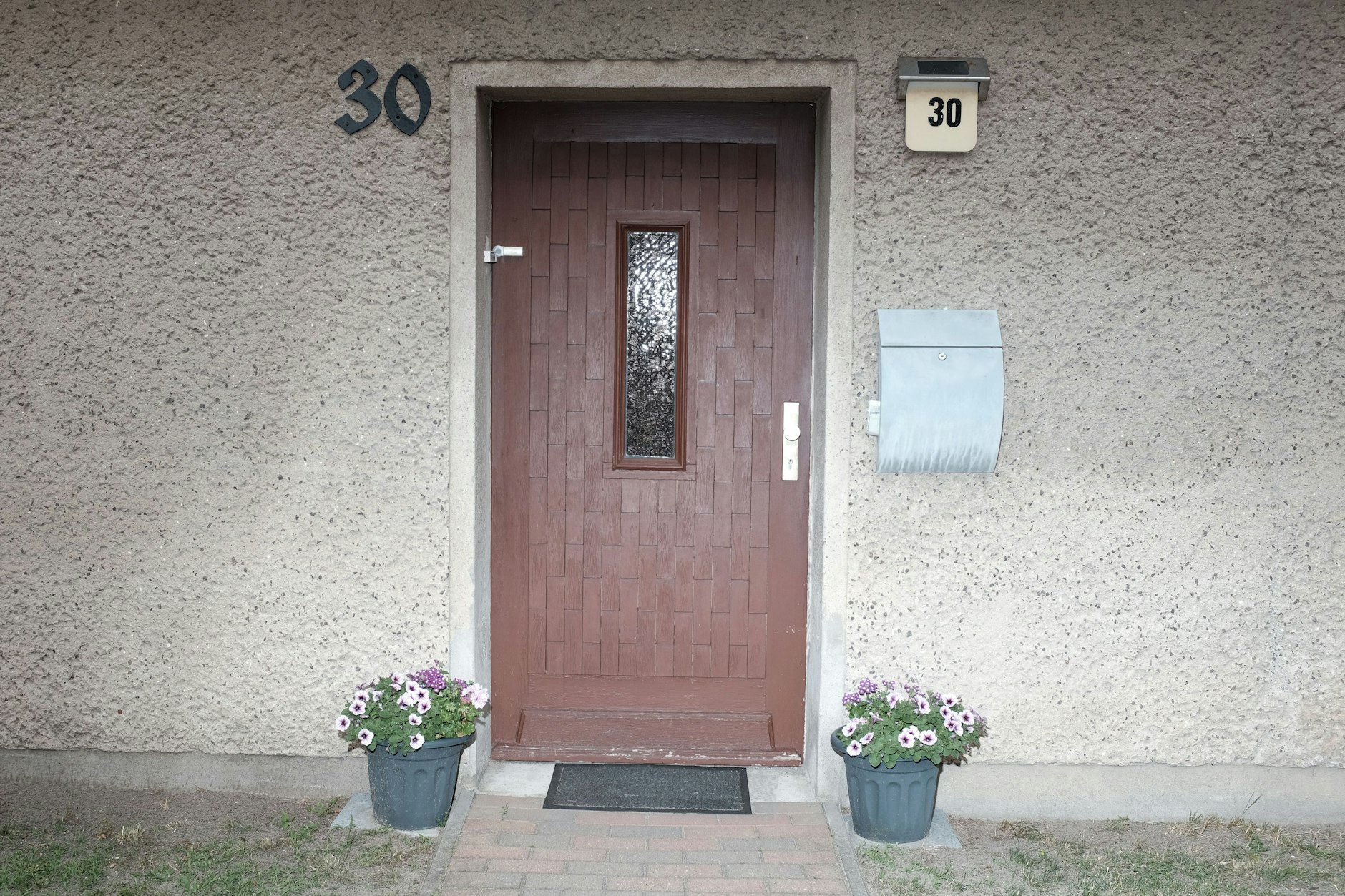 Haben wir uns jemals gefragt, warum die Häuser, die Höfe und gemeindeeigenen Gebäude hier in den ländlichen Gebieten der Ex-DDR leer standen und verscherbelt wurden?