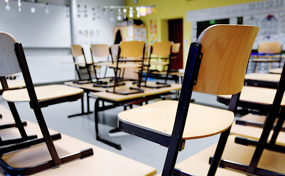 Stühle stehen in einem Klassenzimmer in einer Grundschule auf den Tischen. Wegen einer bundesweiten Krankheitswelle könnte es zu Schulschließungen kommen.&nbsp;