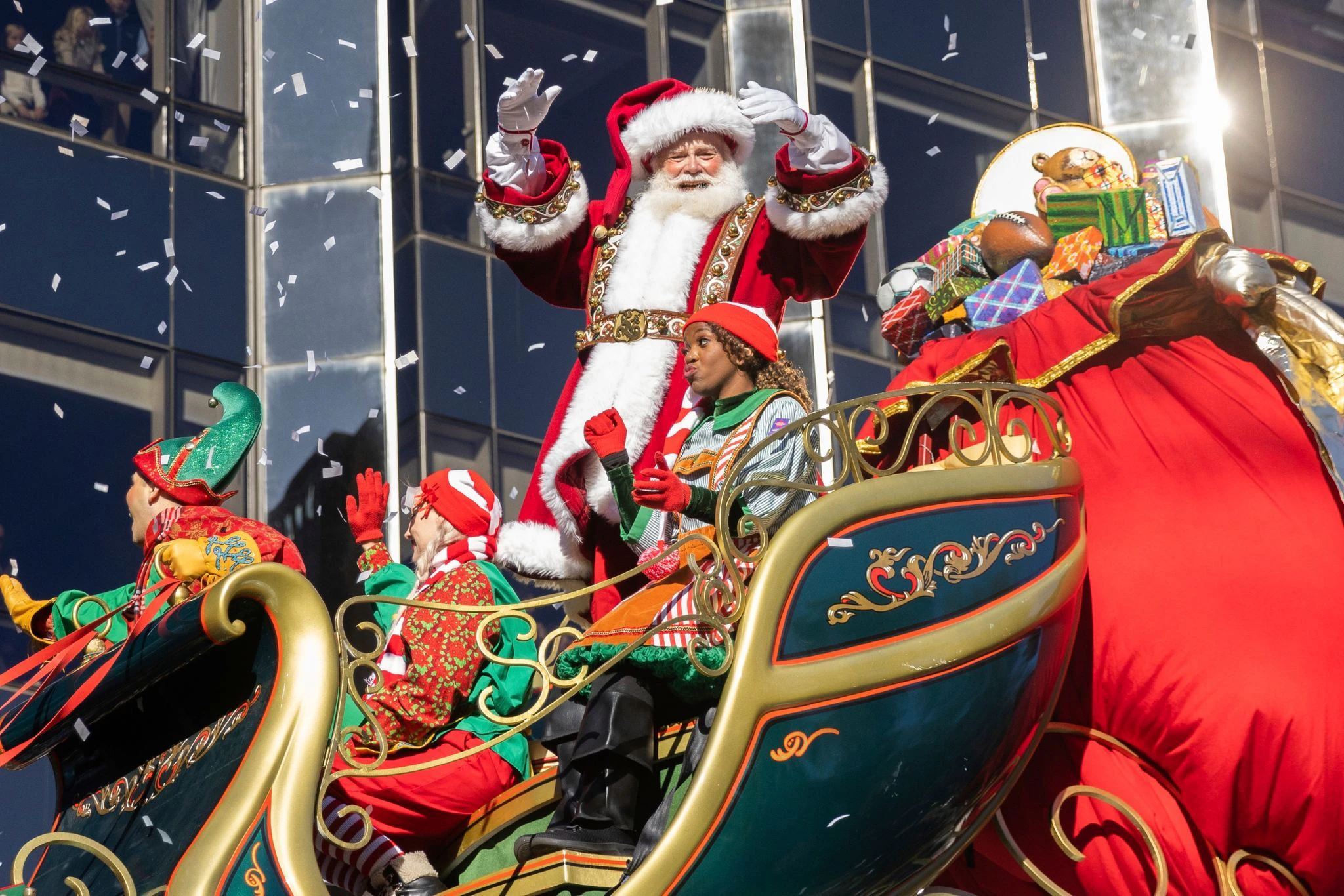 Der Weihnachtsmann bringt viele Geschenke mit.  