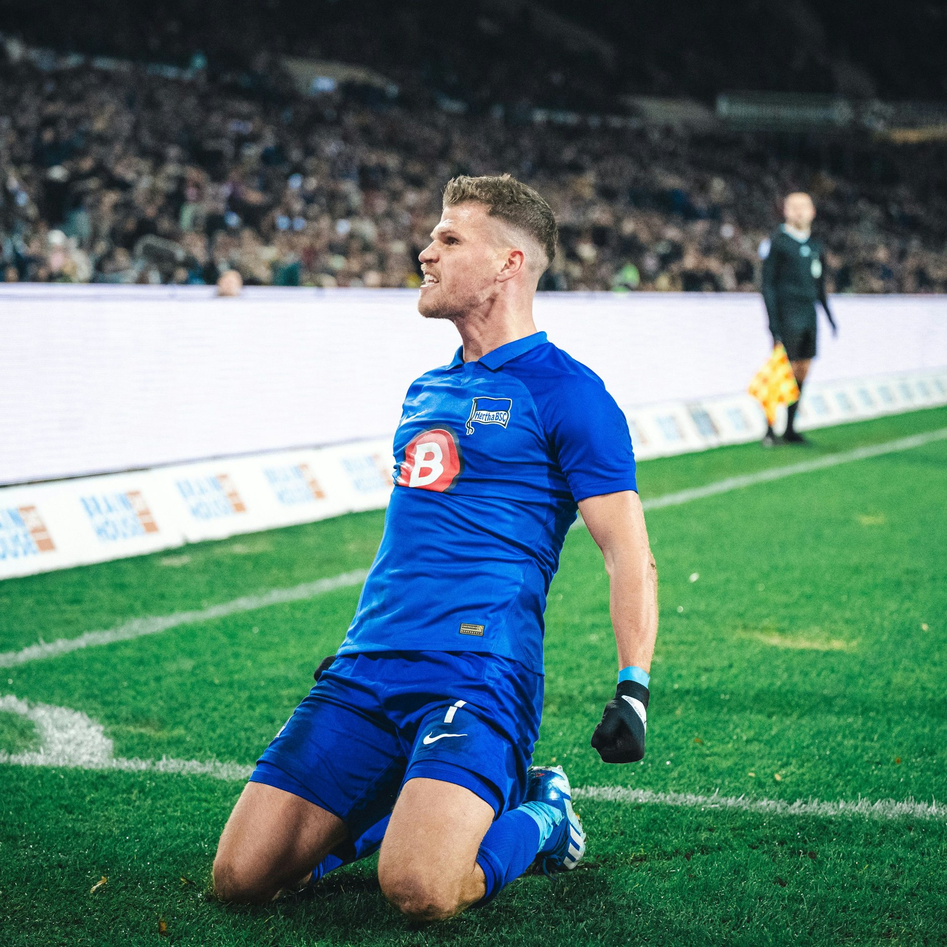 Stürmer Florian Niederlechner schreit seine Freude heraus. Er traf zum 1:0 für Hertha bei Hannover 96.