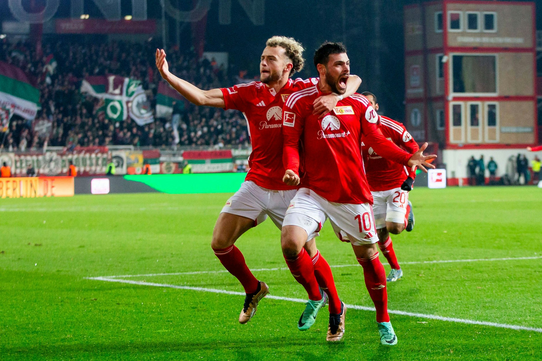 Kevin Volland (r.) trifft das erste Mal für den 1. FC Union und erlöst gegen den FC Augsburg alle Fans.&nbsp;