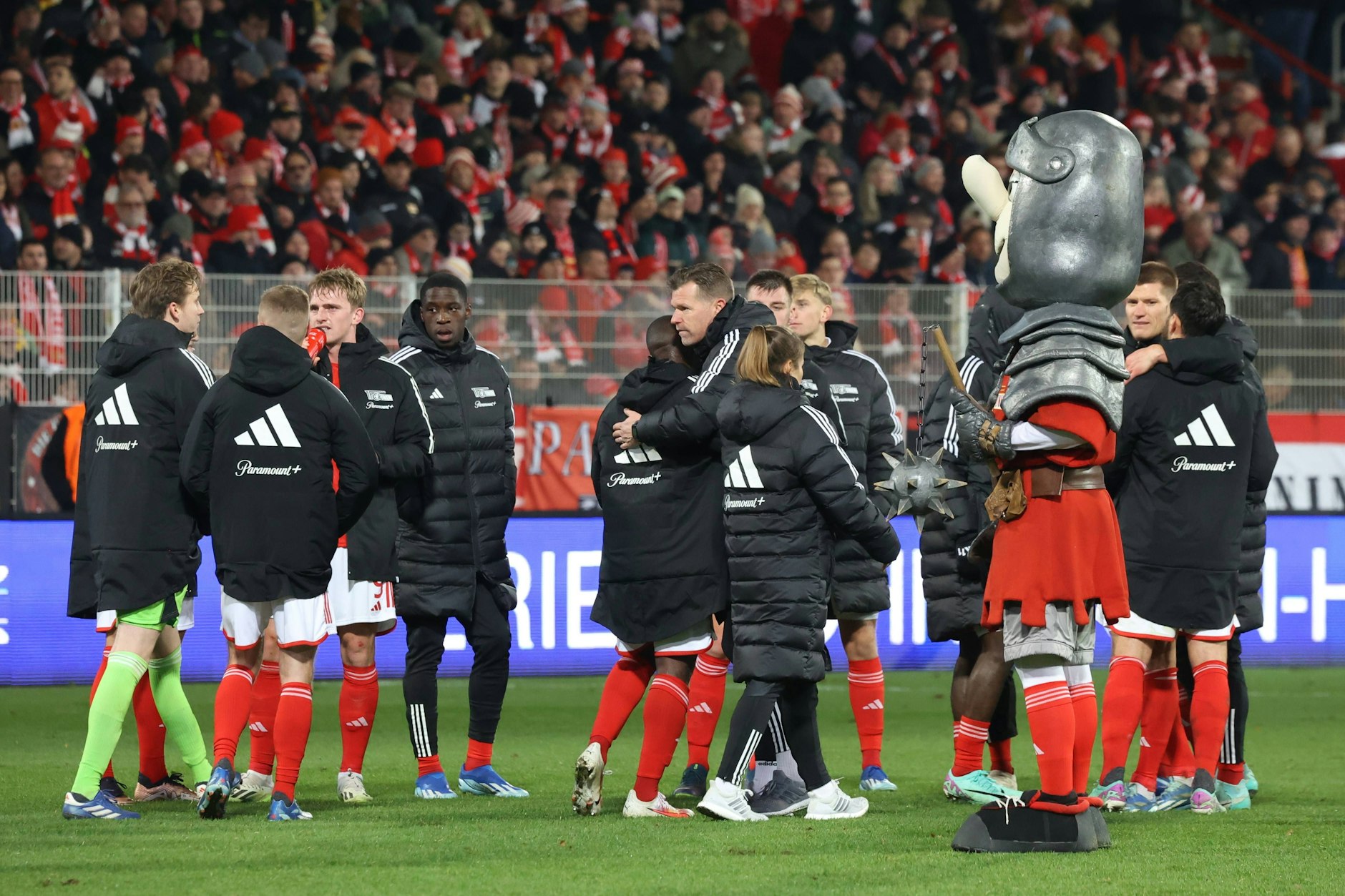 Gemischte Gefühle nach Abpfiff: Spieler, Trainer und Ritter Keule brauchen einen Moment, um das 1:1 des 1. FC Union gegen Augsburg einzuordnen. 