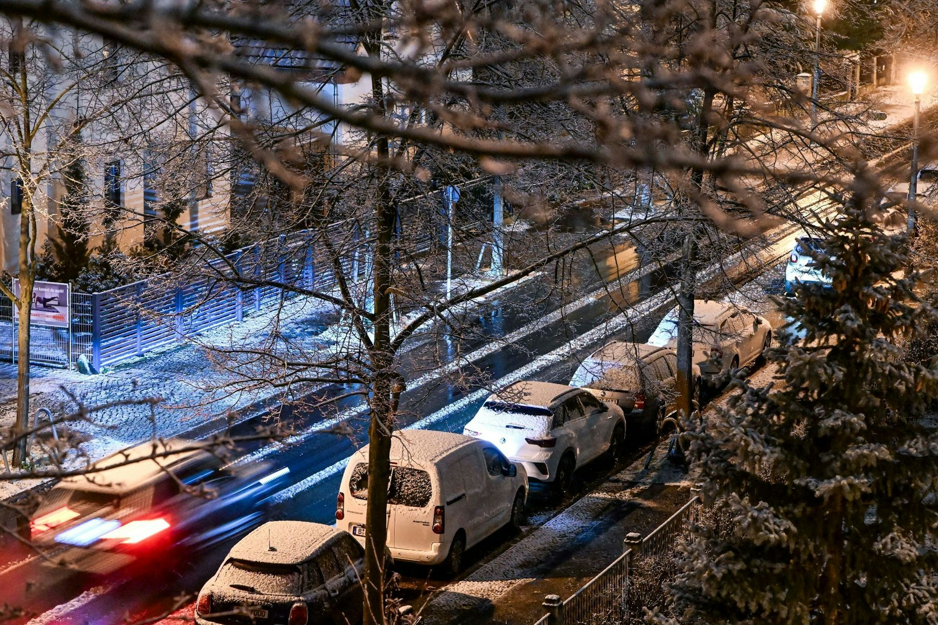 Autos, Straßen und Gehwege in Berlin waren gestern Nacht von Schnee bedeckt.