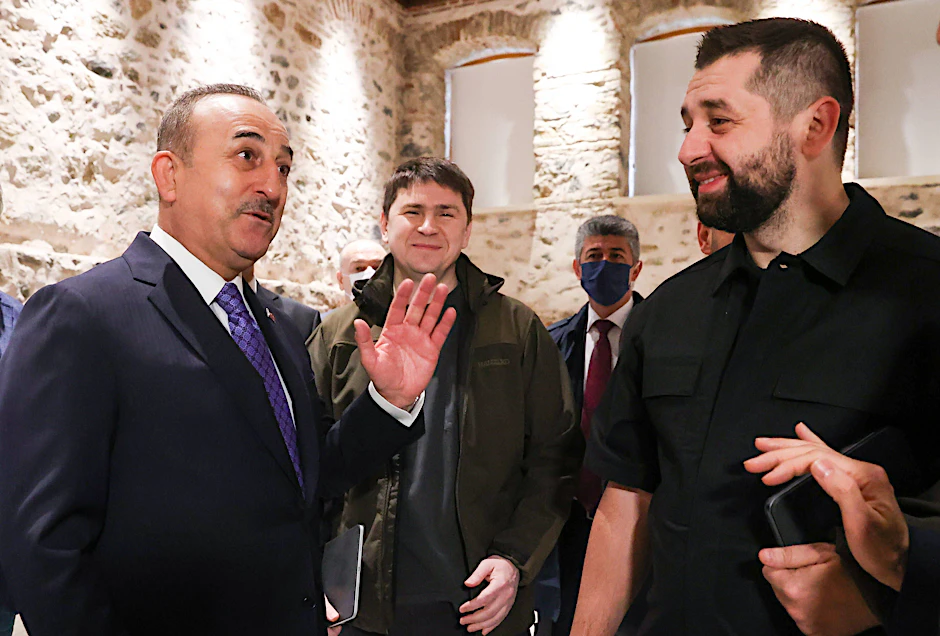 Dawyd Arachamija spielte eine Schlüsselrolle bei den Verhandlungen mit Russland, die Ende März 2022 in der Türkei stattfanden. Hier ist er mit dem damaligen türkischen Außenminister Mevlut Cavusoglu (l.) und Selenskyj-Berater Mychajlo Podoljak zu sehen.