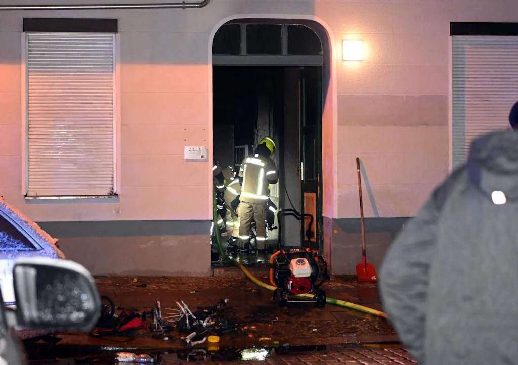 Prenzlauer Berg: Unbekannte zünden Kinderwagen in Hausflur an