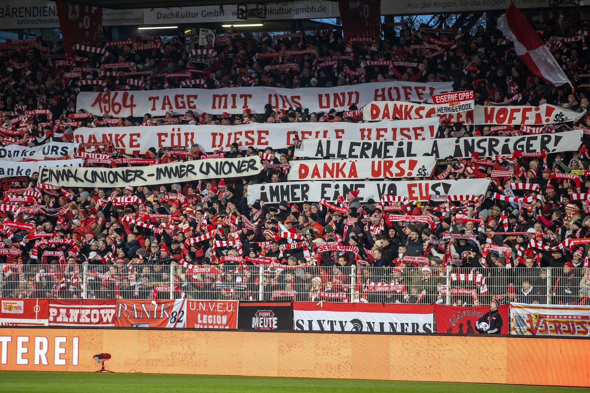 Die Fans des 1. FC Union huldigten Urs Fischer und sein Trainerteam vor dem Spiel gegen Augsburg.&nbsp;