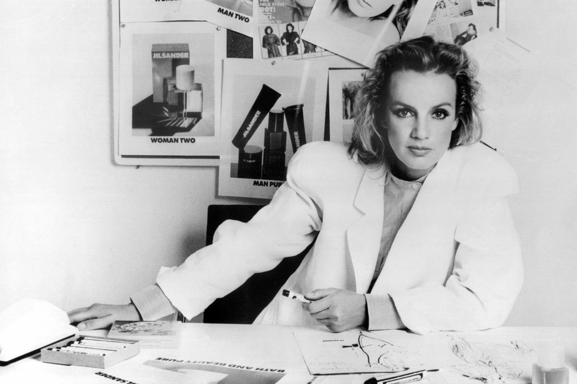 Modeschöpferin Jil Sander posiert im Jahr 1983 in ihrem Büro für die Fotografen.