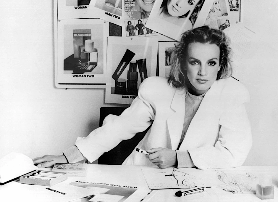 Modeschöpferin Jil Sander posiert im Jahr 1983 in ihrem Büro für die Fotografen.