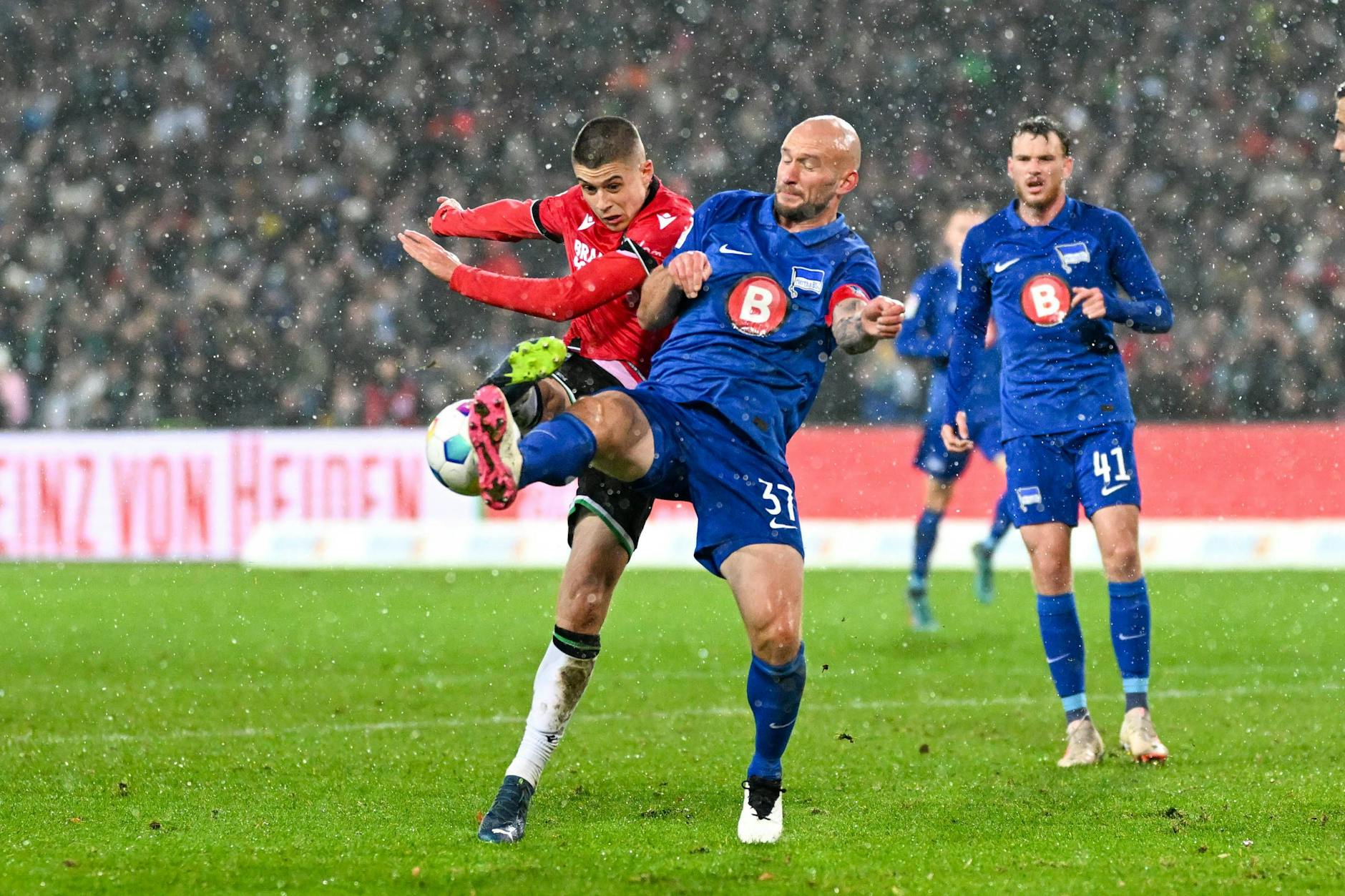 Herthas Kapitän Toni Leistner geht dahin, wo es wehtut und stoppt hier Hannovers Nicolo Tresoldi. Jetzt ist Leistner aber verletzt.