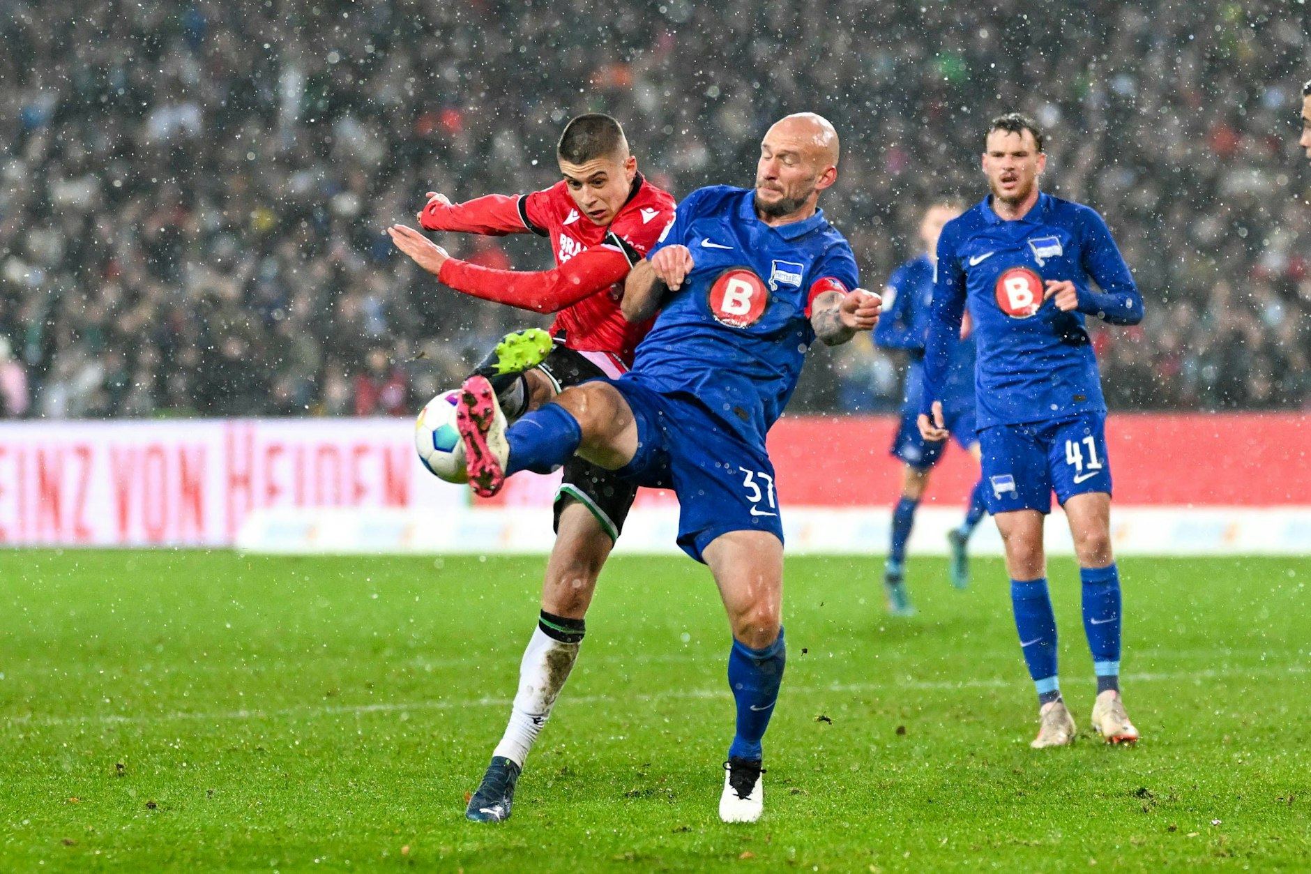 Herthas Kapitän Toni Leistner geht dahin, wo es wehtut und stoppt hier Hannovers Nicolo Tresoldi. Jetzt ist Leistner aber verletzt.