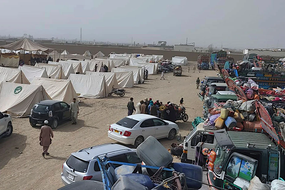 Afghanen warten in Chaman in einem Lager, das von den Behörden eingerichtet wurde, um illegal in Pakistan lebenden Menschen in ihr Heimatland abzuschieben.  