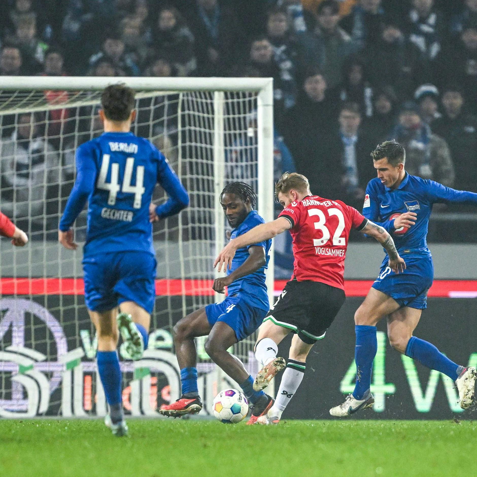 Hannovers Andreas Voglsammer trifft zum 2:2, Herthas Deyovaiso Zeefuik und Marc Kempf hatten vorher geschlafen.